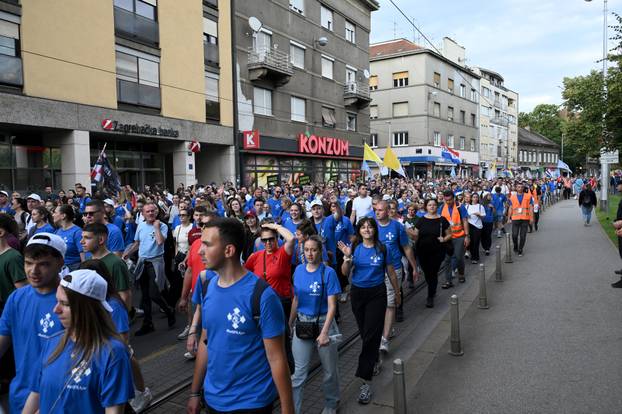 Zagreb: Povorka Antunovskog hoda na putu prema bazilici svetog Antuna Padovanskog