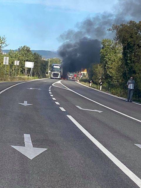 U sudaru kamiona i motocikla izbio požar, ozlijeđena žena