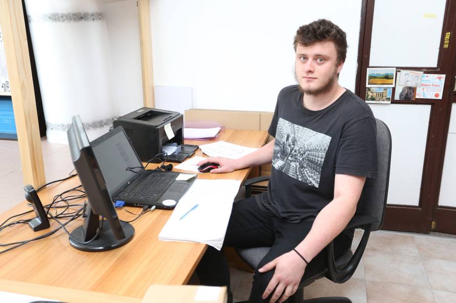 Na svom prvom poslu brine da svaka konzola bude bez greške