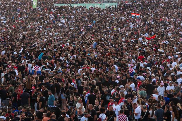 Zagreb: Obožavatelji zauzimaju mjesta unutar Hipodroma uoči početka koncerta