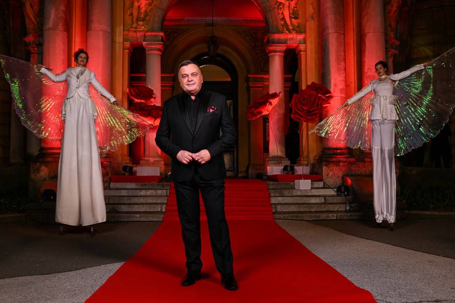 Zagreb: Dolazak uzvanika na dodjelu medijske nagrade "Večernjakova ruža" u Hrvatskom narodnom kazalištu