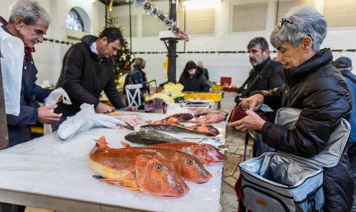 FOTO Ovo su cijene u splitskoj ribarnici: Kila kova&ccaron;a je 40 eura, kila lignji ide i do 30...
