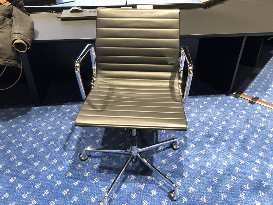 Vlada i stožer u NSK sjede na stolicama koje u trgovini vrijede oko tri tisuće eura. Po komadu