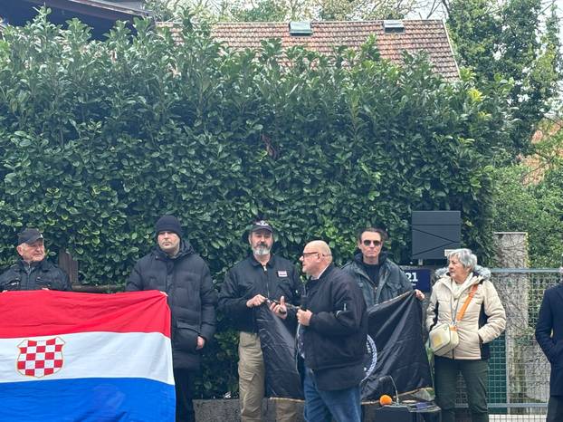 FOTO Otužan skup desničara: Keleminec pušta Thompsona, netko ih je gađao jajima