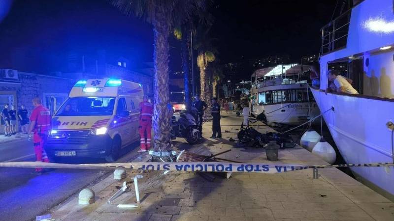 U Dubrovniku poginuo motorist: Udario pješaka, metalnu klupu i palmu, s motorom pao na rivu