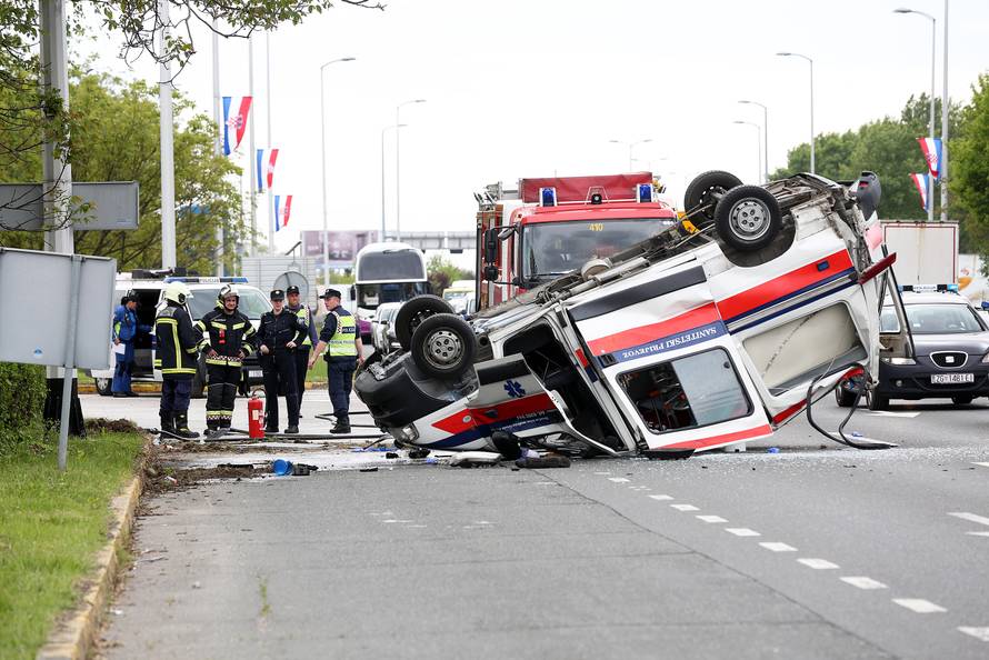 Sanitetsko vozilo prevrnulo se kod Arene, dvoje ozlijeđenih