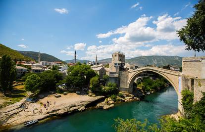 Žena gledala skokove s mosta u Mostaru pa je pala i poginula