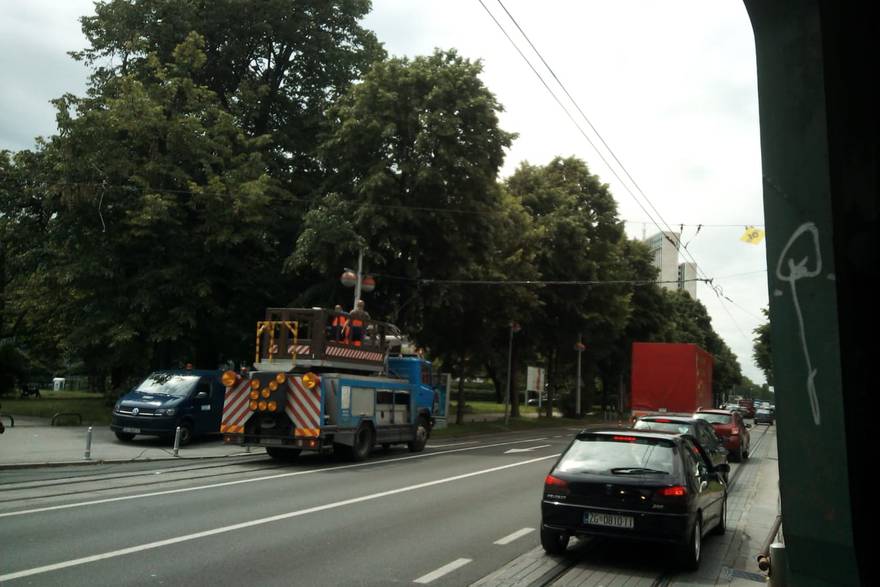 Kamion potrgao tramvajske žice u Savskoj cesti