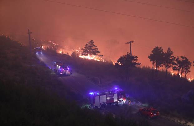 Tučepi: Vatra prodrla u Park prirode Biokovo, zahvatila i ranč, kuće i vozila