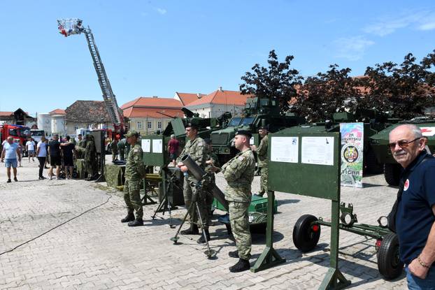 Petrinja: Hrvatska vojska predstavila naoružanje i opremu povodom 30. obljetnice operacije "Oluja"