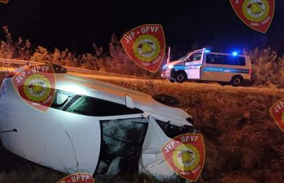 Kaos kod Umaga:  Vozač pokosio znakove, sletio autom na bok pa pobjegao s mjesta nesreće