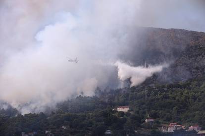 FOTO Ovako izgleda požarište u Solinu: S vatrom se bori više od 100 vatrogasaca i 4 kanadera