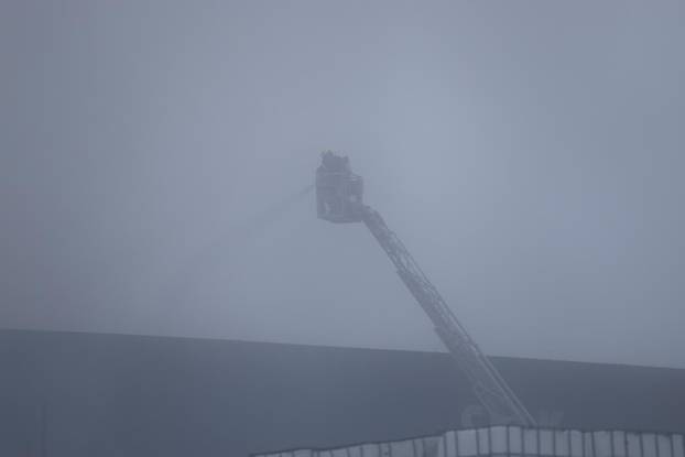 Vatrogasci i policija ispred CIAK-a gdje je tijekom noći izbio požar