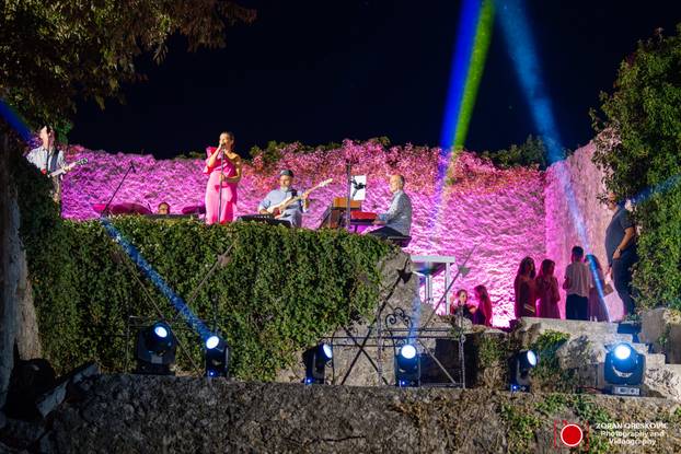 FOTO Karlobag zasjao u znaku mode i glazbe: Duchess revija i koncert Nine Badrić na Fortici