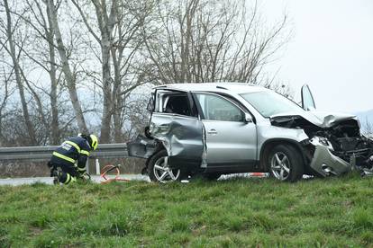 Dvoje ljudi poginulo u teškoj prometnoj nesreći na autocesti između Novske i Okučana