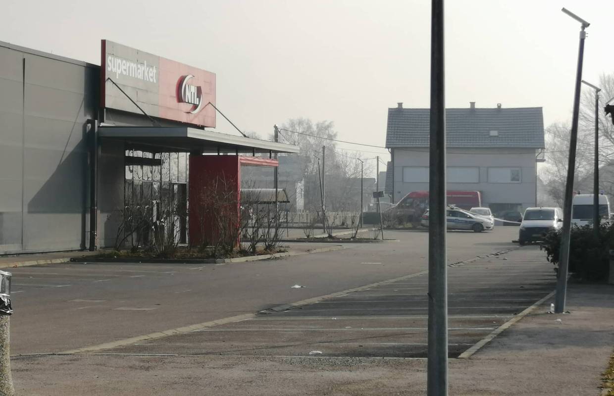 Raznijeli bankomat u sklopu trgovine i pobjegli s novcem
