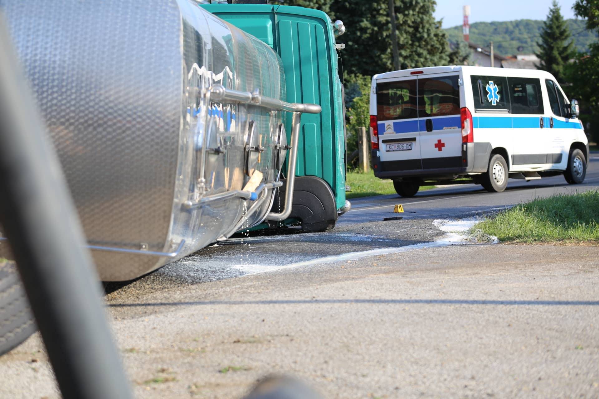 Prevrnula se cisterna, na cestu su iscurile tisuće litara mlijeka