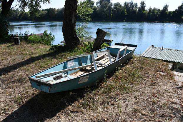 Slavonski Brod: Splavarska ulica jedinstvena je u Hrvatskoj, uz Savu se niže stotinjak splavova