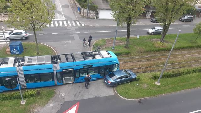 Sudar auta i tramvaja na Ksaveru: 'Nisu se uopće vidjeli'