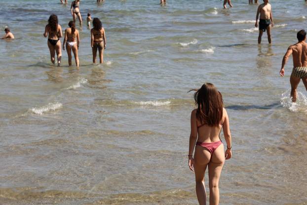 Split: Gužva na najpoznatijoj gradskoj plaži Bačvice