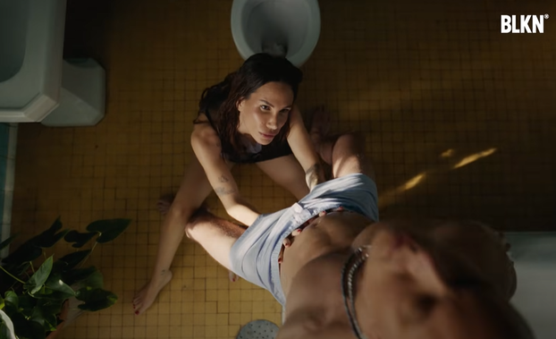 FOTO Relja i Nikolija šokirali publiku bizarnim spotom: 'Pa kao da im držimo svijeću...'