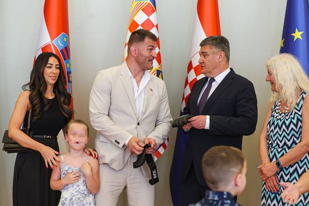 FOTO Milanović odlikovao Stipu Miočića. Ponosna majka Kathy zaplakala, on ju tješio...