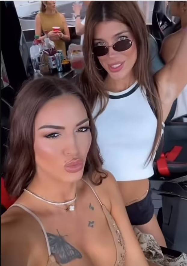 We sink, the selfie fell! As many as 30 influencers boarded a five -year -old yacht. They were saving them …