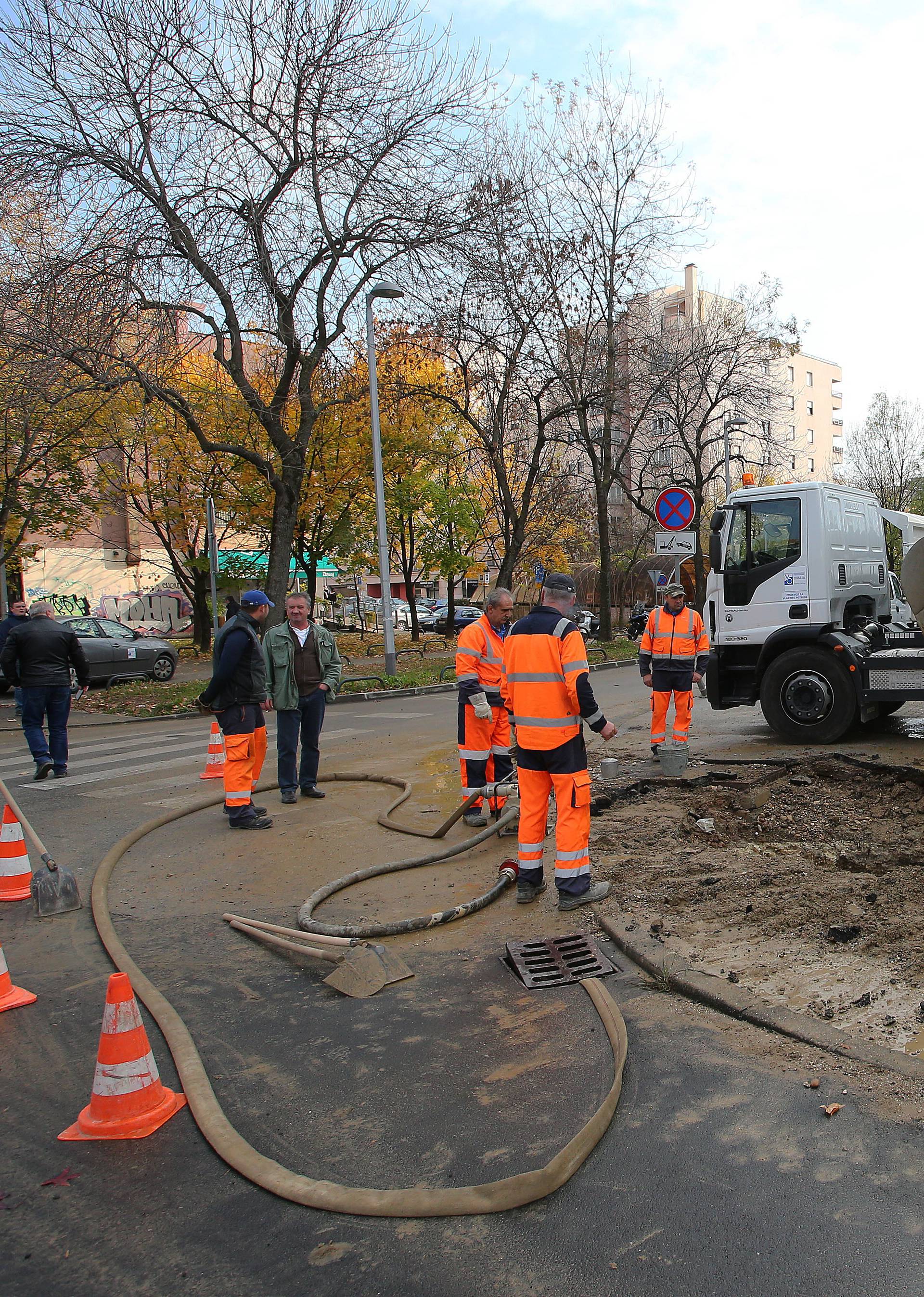 Poplava u Zagrebu: Pukla cijev, ulice plivale, poplavile i garaže