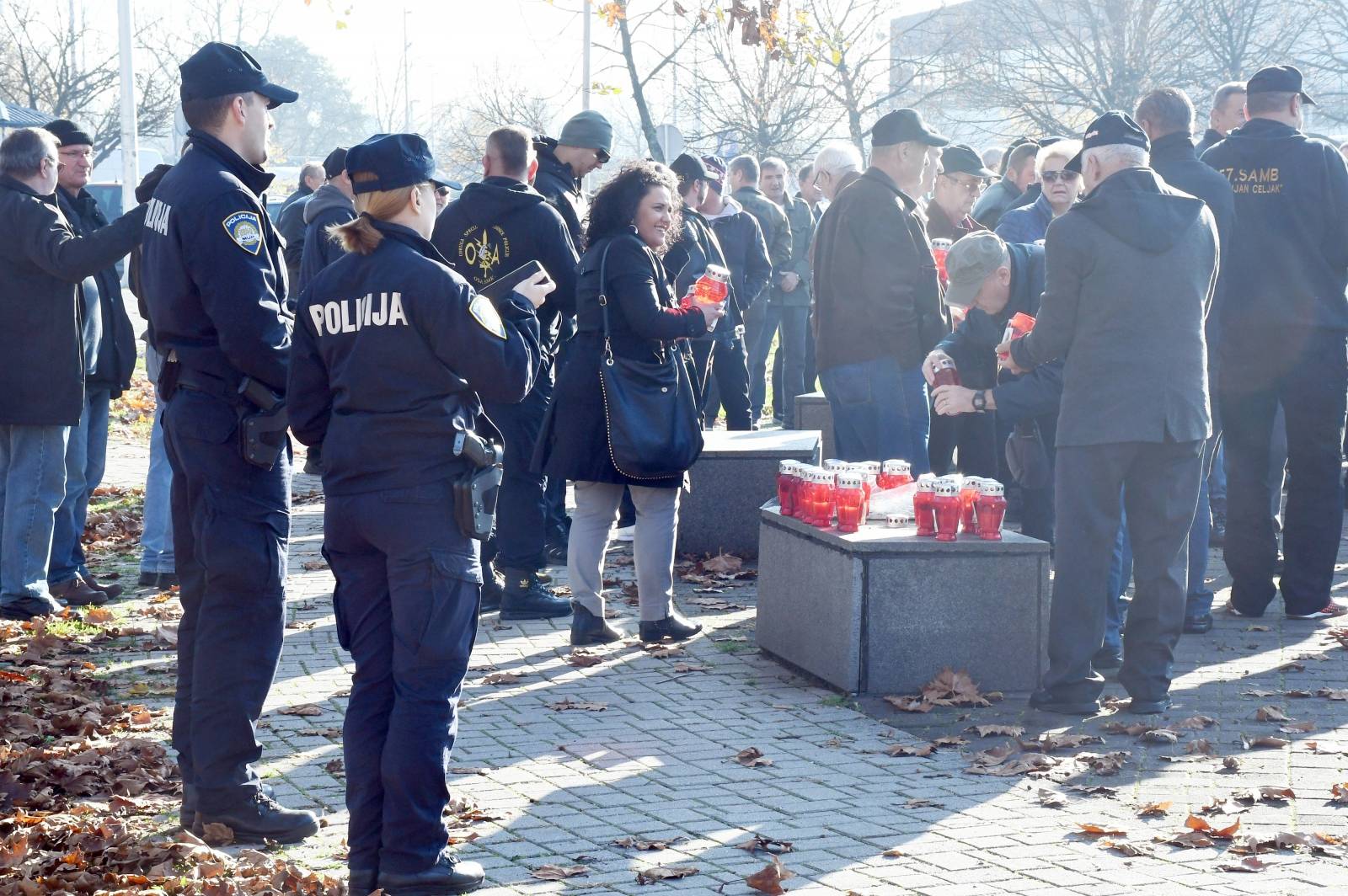 Sisak: Mirno okupljanje ispred devastiranog spomenika poginulim braniteljima