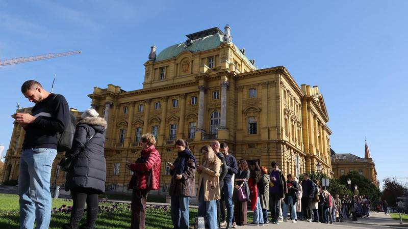 FOTO Pogledajte prizore ispred HNK! Satima stoje zbog Orašara
