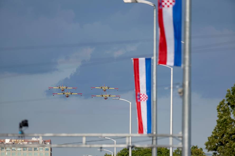 Zagreb: Prelet helikoptera i zrakoplova  tijekom svečanog obilježavanja 30. obljetnice VRO Oluja