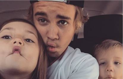 Kao male ribice: Justin Bieber posjetio obitelj i 'okinuo' selfie