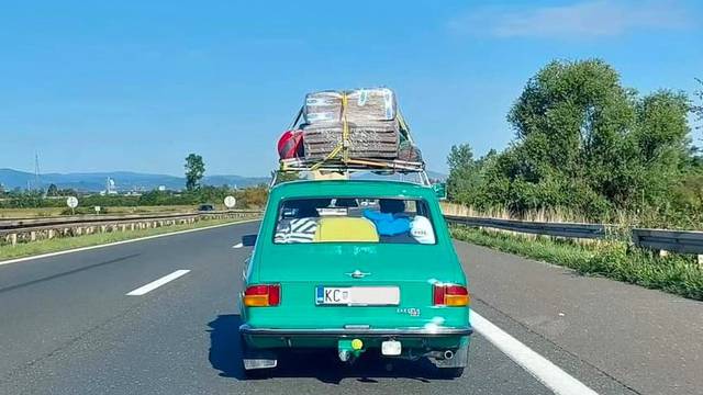 Prizor pokrenuo val nostalgije! Stojadin na autocesti za Jadran, krcat je opremom za godišnji