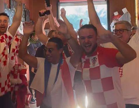 Chef Nusret u Katru je zapjevao s našim navijačima, zaogrnuli su ga hrvatskom zastavom