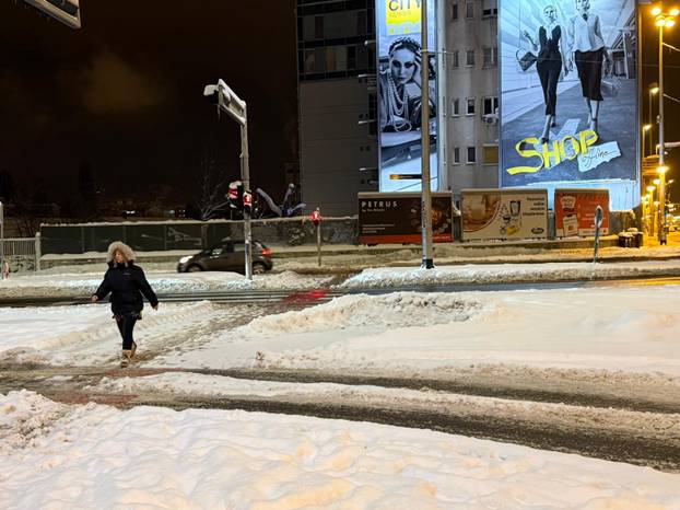 FOTO Zagreb zameten snijegom: 'Ponegdje na nogostupu i 15 cm snijega. Ljudi jedva prolaze!'
