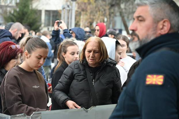 Kočani: Građani odaju počast poginulima u požaru diskoteke