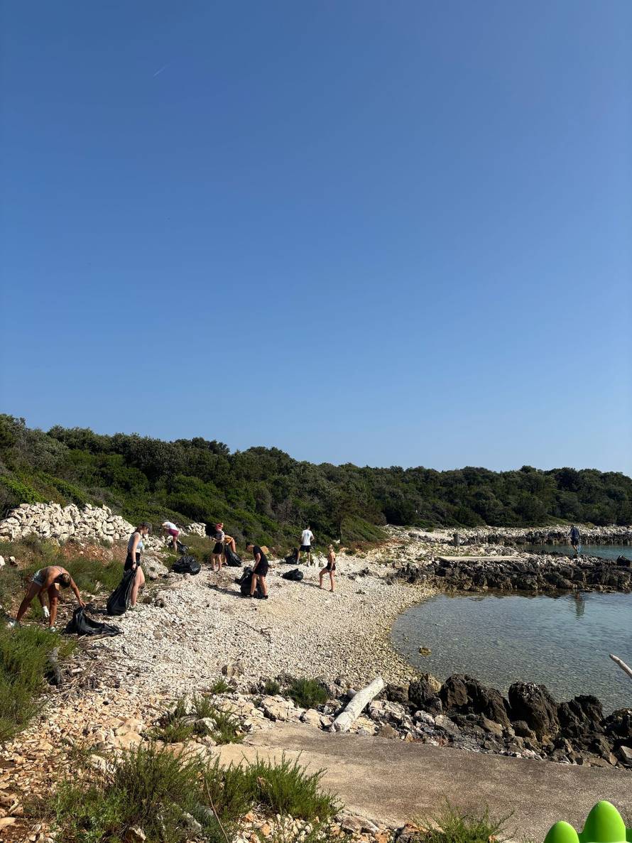 Belgijci čistili na otoku Molatu: Pridružili su se zadarskim izviđačima u ekološkoj akciji