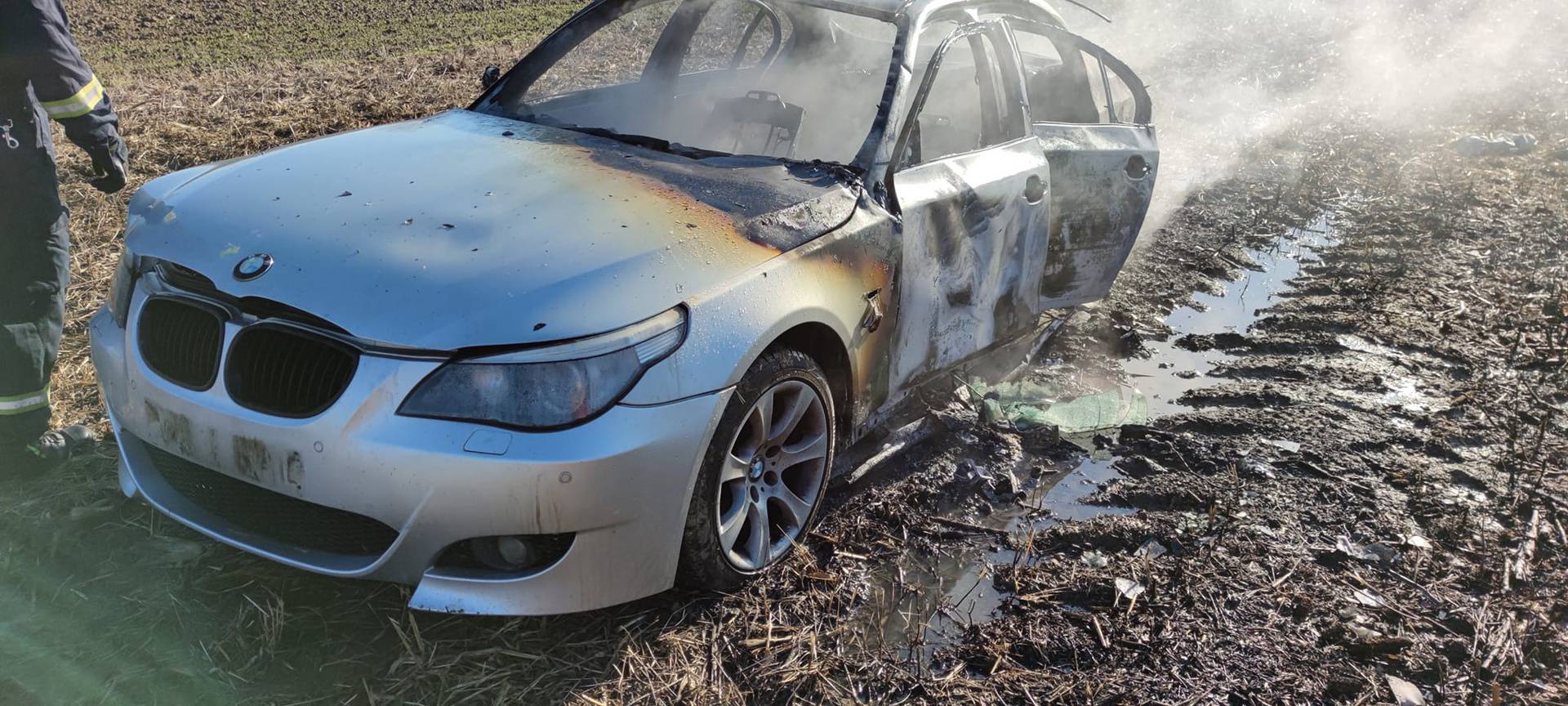 Zapalio svoj BMW, odvezao ga u blatno polje i pustio da izgori...