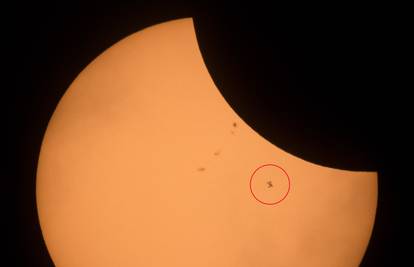 Ovo je najbolja fotka pomrčine: NASA ulovila ISS ispred Sunca