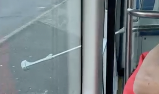 Incident u Zagrebu: 'Trčala je za tramvajem i štakom pokušala otvoriti vrata. Razbila je staklo'