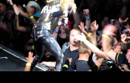 Madonna 'zajahala' plesačicu pa su obje pale na pozornicu