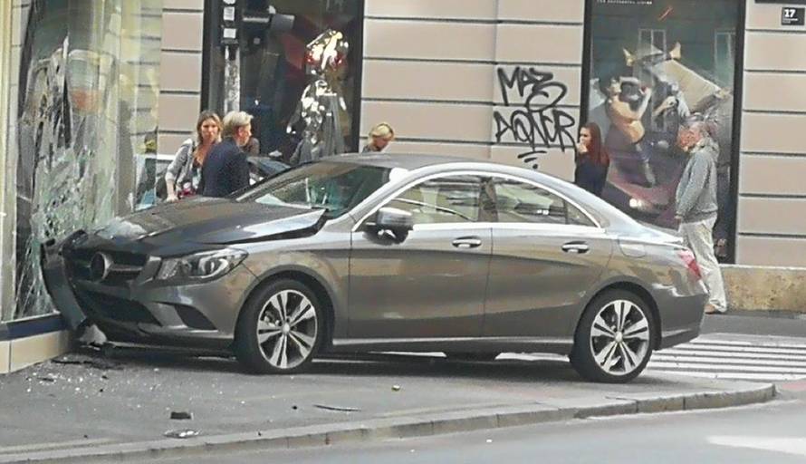 Autom u izlog: 'Pokosila bi me da sam krenula sekundu ranije'