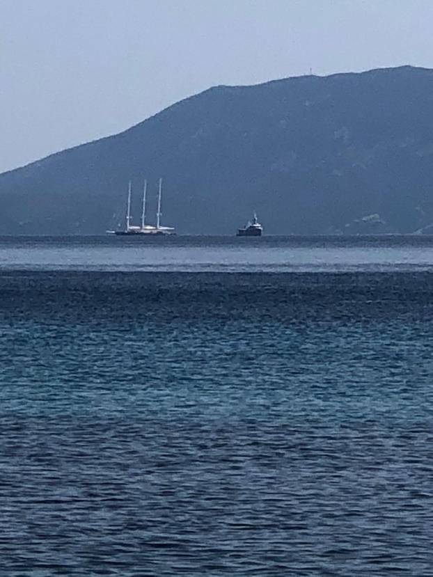 FOTO Bezos i Lauren sitno broje do svadbe, ali i dalje uživaju u Hrvatskoj: Usidrili se na Cresu