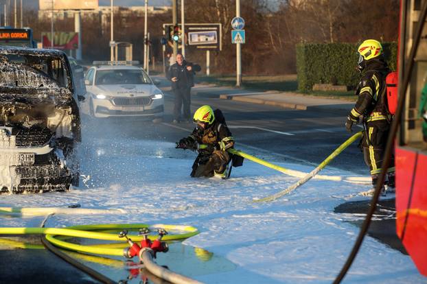 Zagreb: Požar kombi vozila na  Aveniji Većeslava Holjevca