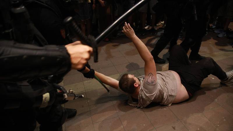 Srbsko notranje ministrstvo ponovilo, da je fotografija nasilja policije iztrgana iz konteksta