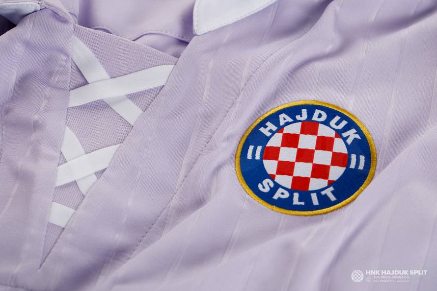 'Bili' se vratili u 1912. godinu: Predstavili su novi treći dres...