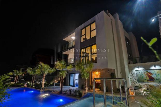 FOTO Kakva perverzija u Splitu! Vodeni raj i slike dizajnera. Ova vila se prodaje, a znamo i cijenu