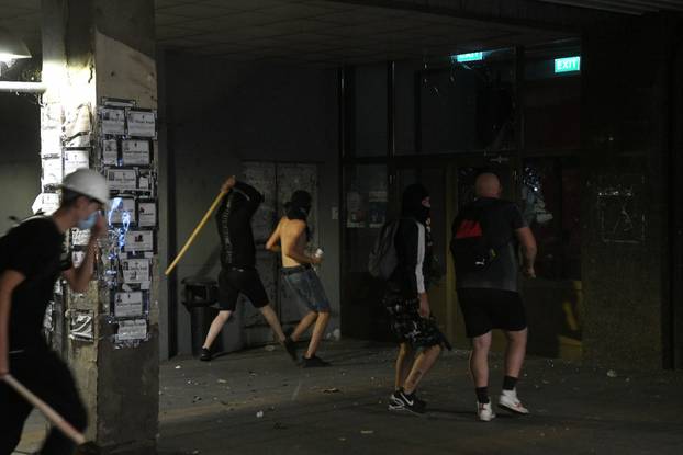 Valjevo: Grupa maskiranih muškaraca u prosvjedu zapalila prostor Gradske uprave