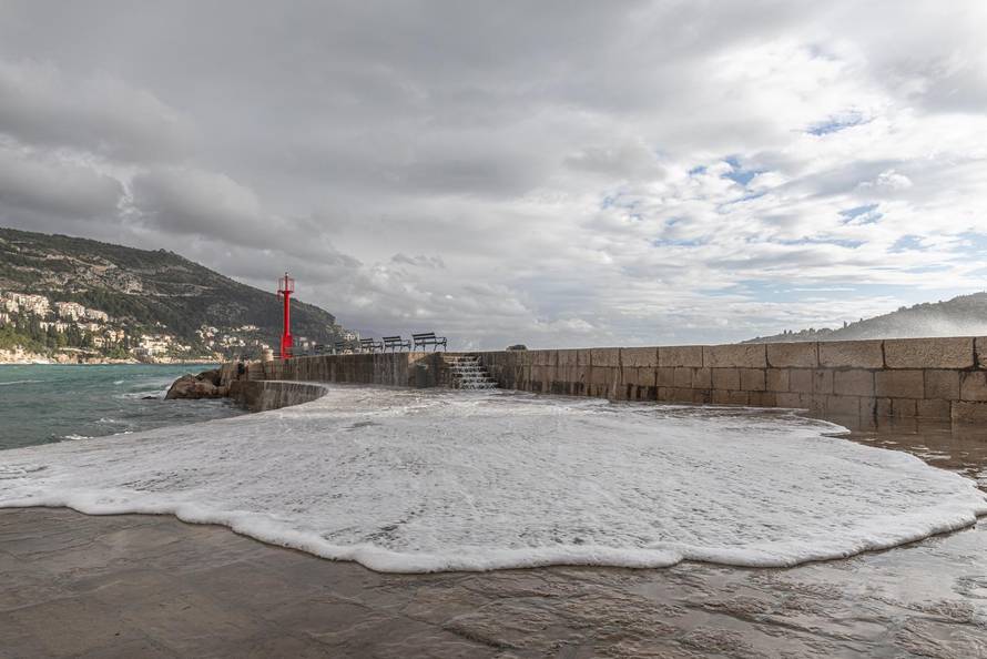 Dubrovnik: Potraga za tijelom muškarca kojeg su povukli valovi je obustavljena