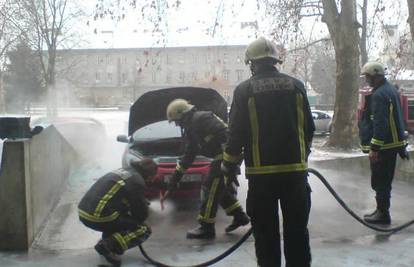 Zapalio se auto parkiran ispred bolnice u Osijeku